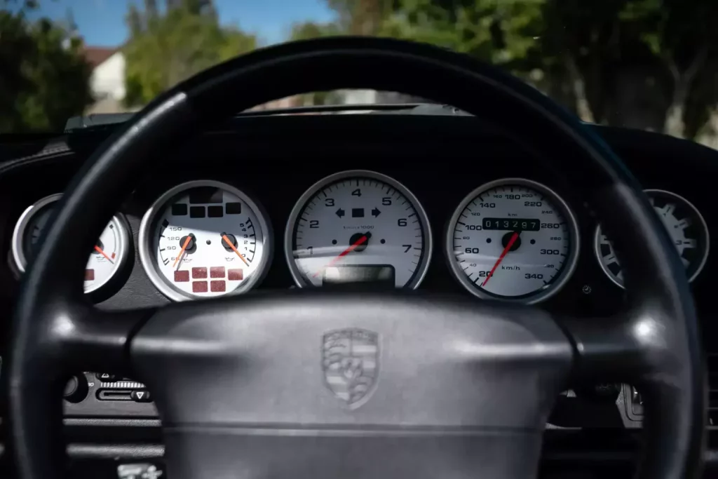 Este Porsche 911 jamás debió haber existido. Y por eso costará una fortuna 20 Motor16 1995 Porsche 911 Turbo Cabriolet 993 13 Motor16