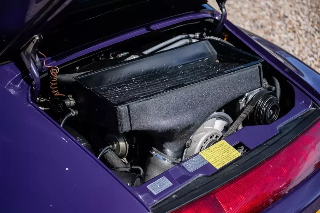 Este Porsche 911 jamás debió haber existido. Y por eso costará una fortuna 26 Motor16 1995 Porsche 911 Turbo Cabriolet 993 17 Motor16