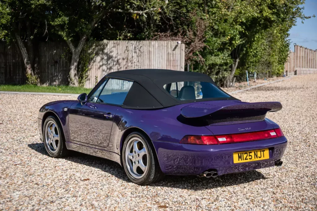 Este Porsche 911 jamás debió haber existido. Y por eso costará una fortuna 8 Motor16 1995 Porsche 911 Turbo Cabriolet 993 18 Motor16