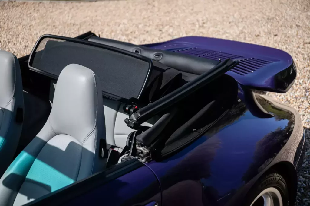 Este Porsche 911 jamás debió haber existido. Y por eso costará una fortuna 23 Motor16 1995 Porsche 911 Turbo Cabriolet 993 20 Motor16