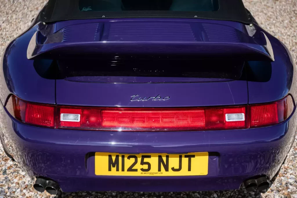 Este Porsche 911 jamás debió haber existido. Y por eso costará una fortuna 13 Motor16 1995 Porsche 911 Turbo Cabriolet 993 22 Motor16