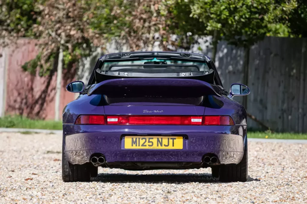 Este Porsche 911 jamás debió haber existido. Y por eso costará una fortuna 9 Motor16 1995 Porsche 911 Turbo Cabriolet 993 5 Motor16