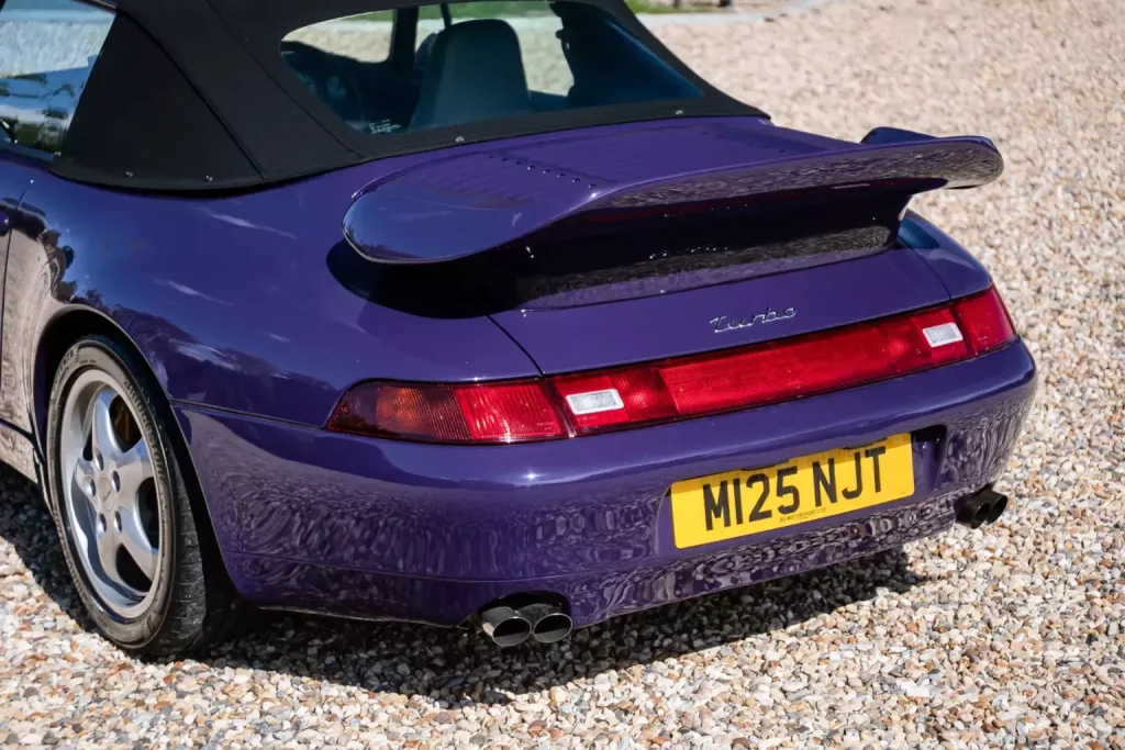 Este Porsche 911 jamás debió haber existido. Y por eso costará una fortuna 14 Motor16 1995 Porsche 911 Turbo Cabriolet 993 7 Motor16