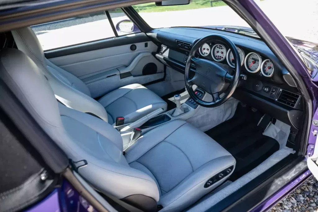 Este Porsche 911 jamás debió haber existido. Y por eso costará una fortuna 17 Motor16 1995 Porsche 911 Turbo Cabriolet 993 8 Motor16