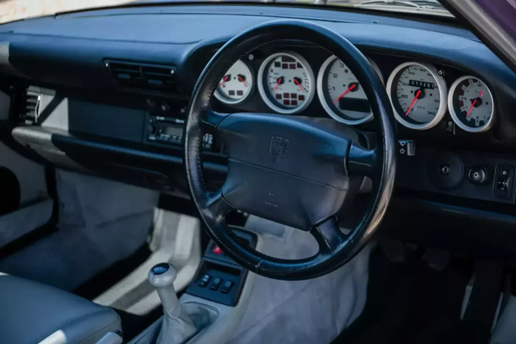 Este Porsche 911 jamás debió haber existido. Y por eso costará una fortuna 18 Motor16 1995 Porsche 911 Turbo Cabriolet 993 9 Motor16