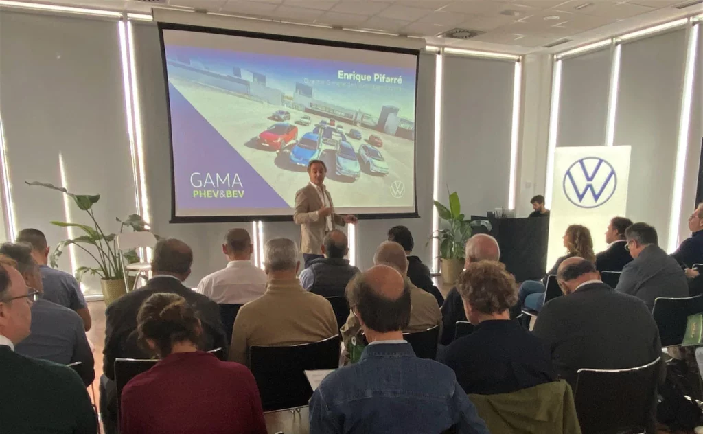 Volkswagen dispara su ofensiva eléctrica en España con crecimiento en los pedidos y nuevos modelos en camino 1 Motor16 2 Enrique en la rueda de prensa Motor16