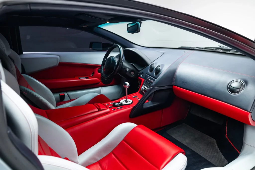 Lamborghini, V12, manual... Mejor combinación que la de Euromillones 3 Motor16 2003 Lamborghini Murciélago BaT. Imagen interior.