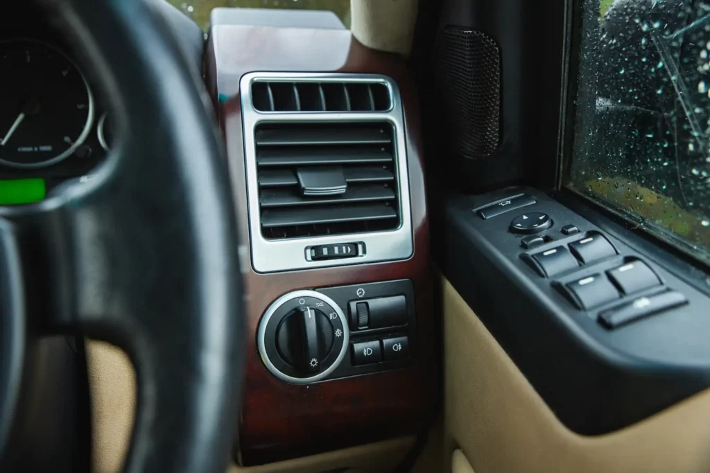 El Range Rover más querido por la Reina Isabel II y por Jeremy Clarkson puede ser tuyo 31 Motor16 2007 range rover voge iconic auctioneers 26 Motor16