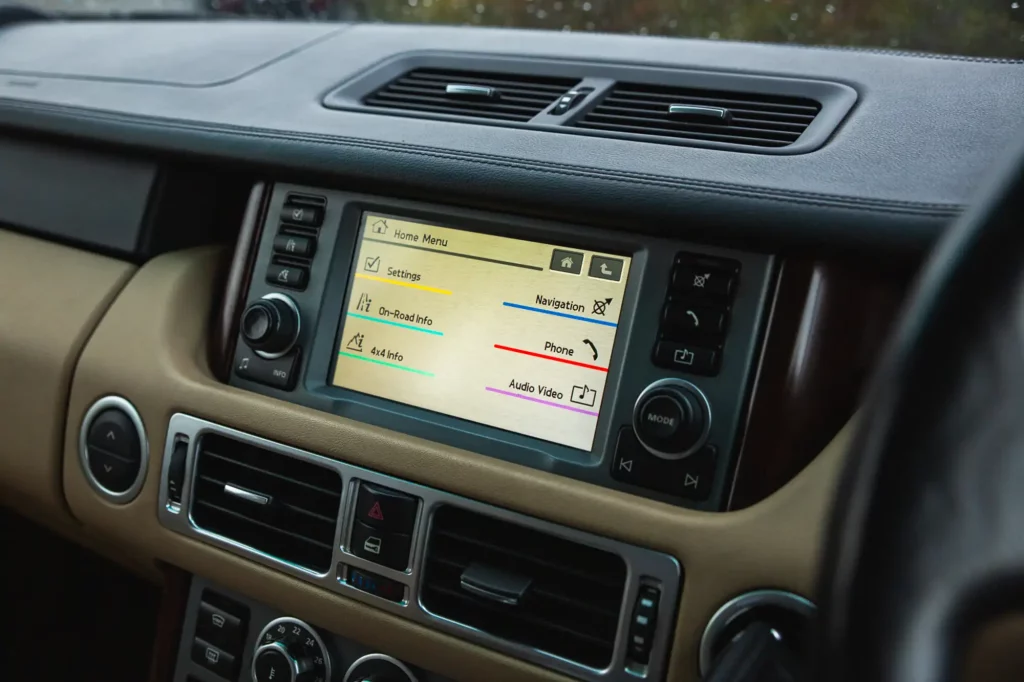 El Range Rover más querido por la Reina Isabel II y por Jeremy Clarkson puede ser tuyo 29 Motor16 2007 range rover voge iconic auctioneers 27 Motor16