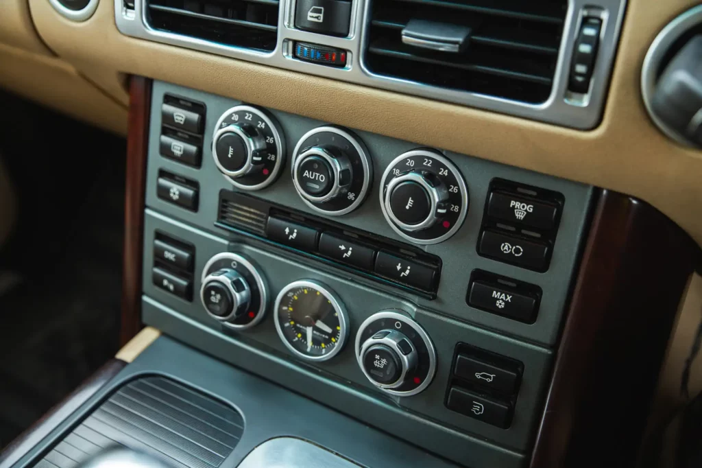 El Range Rover más querido por la Reina Isabel II y por Jeremy Clarkson puede ser tuyo 30 Motor16 2007 range rover voge iconic auctioneers 28 Motor16