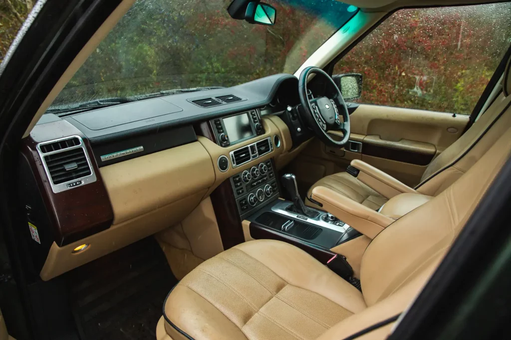 El Range Rover más querido por la Reina Isabel II y por Jeremy Clarkson puede ser tuyo 3 Motor16 2007 Range Rover Voge. Isabel II. Imagen interior.