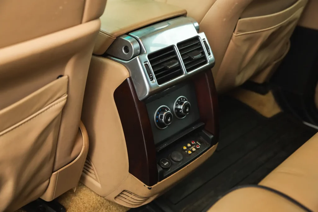 El Range Rover más querido por la Reina Isabel II y por Jeremy Clarkson puede ser tuyo 36 Motor16 2007 range rover voge iconic auctioneers 33 Motor16