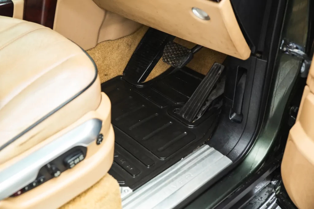 El Range Rover más querido por la Reina Isabel II y por Jeremy Clarkson puede ser tuyo 35 Motor16 2007 range rover voge iconic auctioneers 34 Motor16