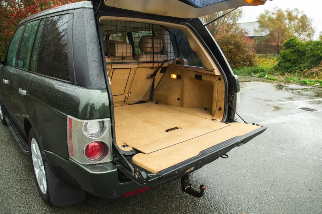 El Range Rover más querido por la Reina Isabel II y por Jeremy Clarkson puede ser tuyo 2 Motor16 2007 Range Rover Voge. Isabel II. Imagen maletero.