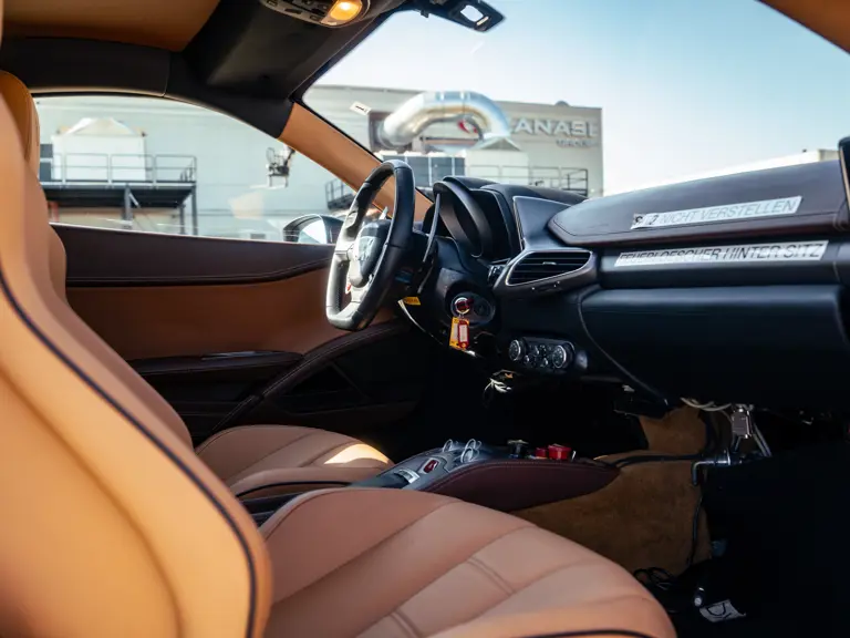 El Ferrari 458 Italia del millón de euros que es un regalo para lo que encierra 27 Motor16 2011 Ferrari 458 Italia M6 LaFerrari 26 Motor16