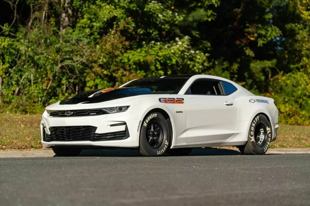 Este Chevrolet Camaro es tan potente como un Veyron, pero cuesta lo que sus neumáticos 6 Motor16 2023 Chevrolet Camaro COPO Mecum 1 Motor16