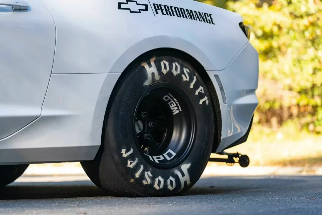 Este Chevrolet Camaro es tan potente como un Veyron, pero cuesta lo que sus neumáticos 17 Motor16 2023 Chevrolet Camaro COPO Mecum 10 Motor16