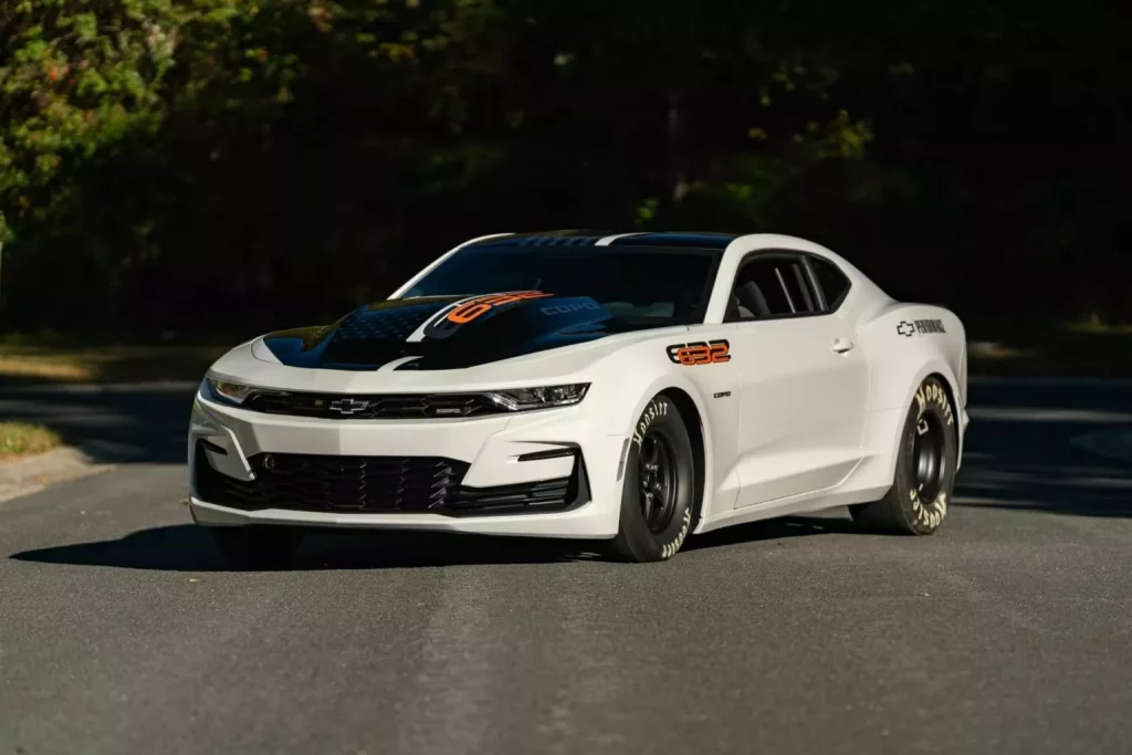 Este Chevrolet Camaro es tan potente como un Veyron, pero cuesta lo que sus neumáticos 8 Motor16 2023 Chevrolet Camaro COPO Mecum 11 Motor16