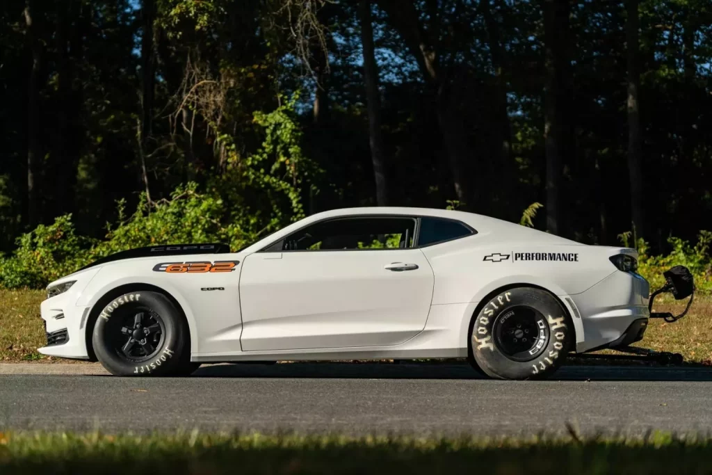 Este Chevrolet Camaro es tan potente como un Veyron, pero cuesta lo que sus neumáticos 9 Motor16 2023 Chevrolet Camaro COPO Mecum 13 Motor16