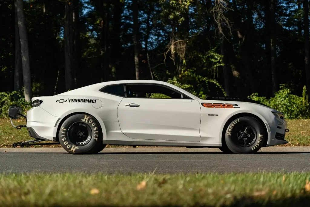Este Chevrolet Camaro es tan potente como un Veyron, pero cuesta lo que sus neumáticos 10 Motor16 2023 Chevrolet Camaro COPO Mecum 2 Motor16