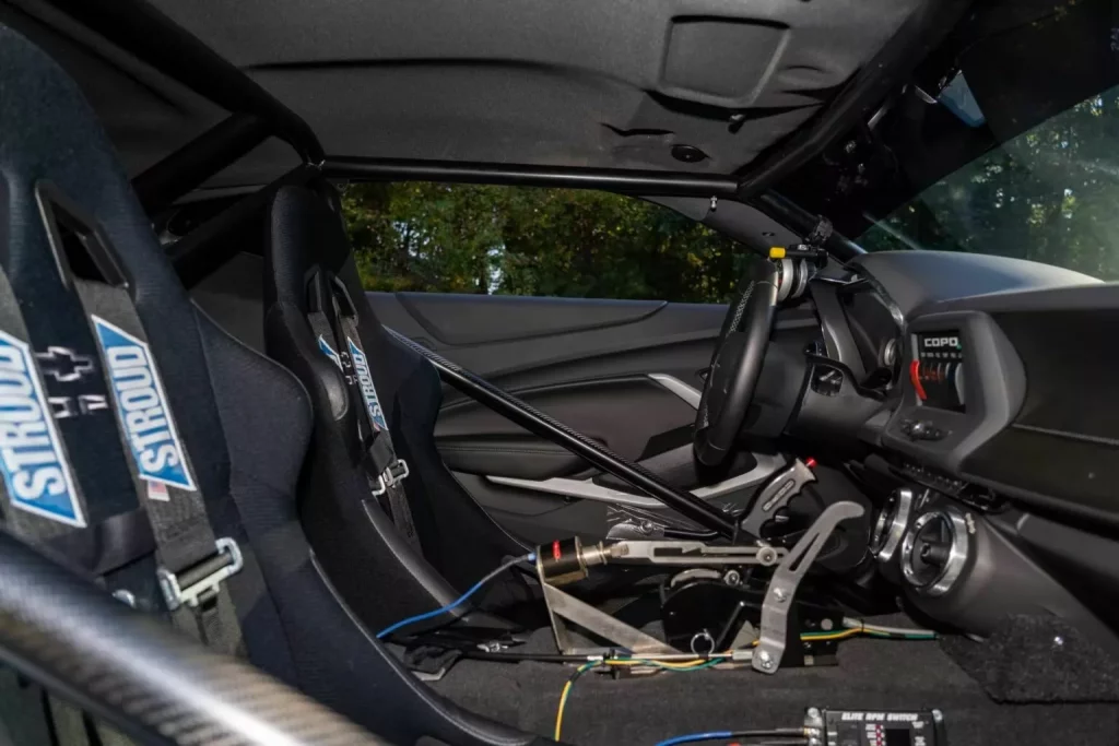 Este Chevrolet Camaro es tan potente como un Veyron, pero cuesta lo que sus neumáticos 21 Motor16 2023 Chevrolet Camaro COPO Mecum 22 Motor16