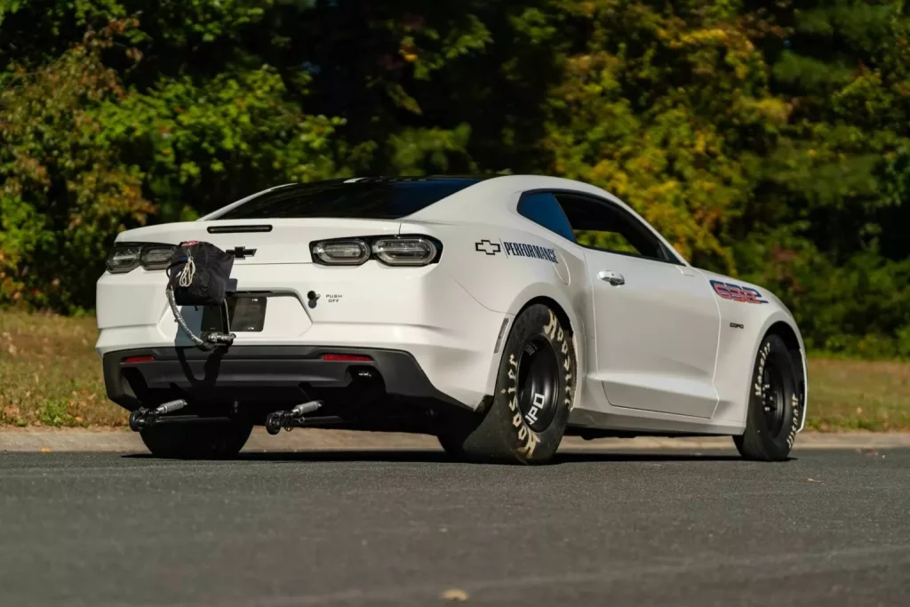 Este Chevrolet Camaro es tan potente como un Veyron, pero cuesta lo que sus neumáticos 2 Motor16 2023 Chevrolet Camaro COPO. Mecum. Imagen trasera.