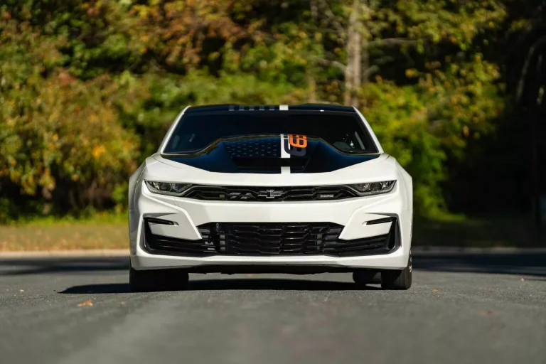 Este Chevrolet Camaro es tan potente como un Veyron, pero cuesta lo que sus neumáticos