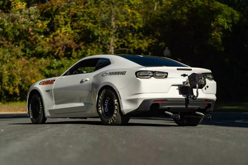 Este Chevrolet Camaro es tan potente como un Veyron, pero cuesta lo que sus neumáticos 12 Motor16 2023 Chevrolet Camaro COPO Mecum 6 Motor16