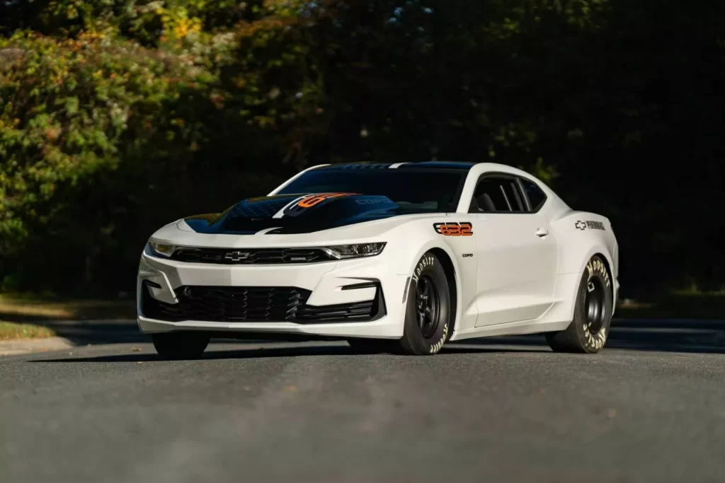 Este Chevrolet Camaro es tan potente como un Veyron, pero cuesta lo que sus neumáticos 7 Motor16 2023 Chevrolet Camaro COPO Mecum 9 Motor16