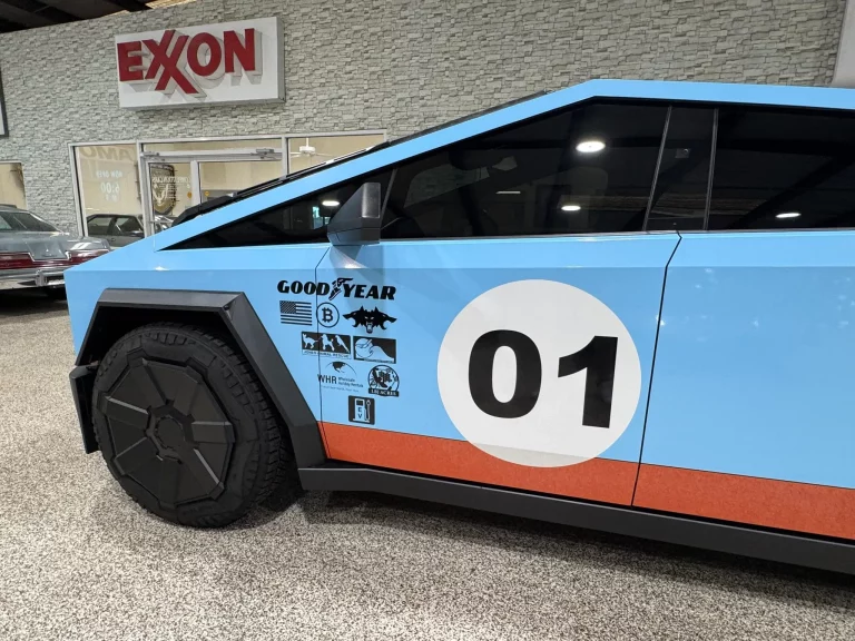 Cuando quieres que tu Tesla Cybertruck parezca un F1, un GT40 o un 917 y acabas perdiendo 34.000 euros