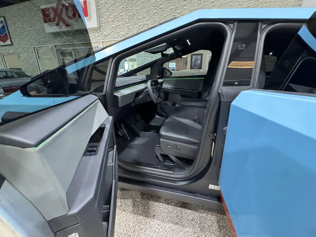 2024 Tesla Cybertruck Gulf. Imagen interior.