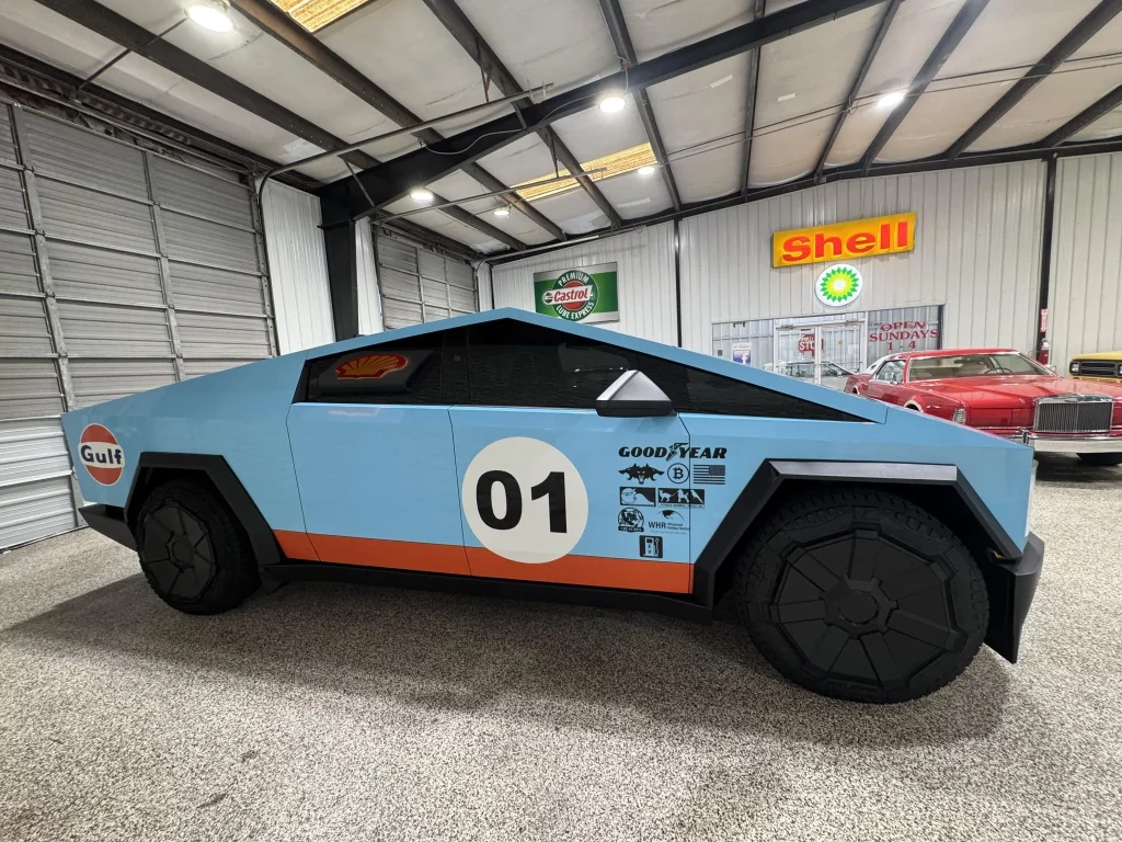 2024 tesla cybertruck cyberbeast Gulf 8 Motor16