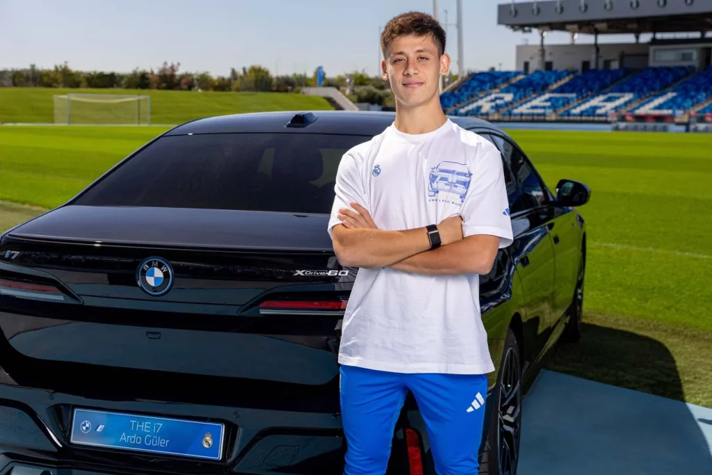 La plantilla del Real Madrid recibe sus nuevos BMW: todas las fotos de los jugadores con sus coches 13 Motor16 2025 BMW REAL MADRID10 Motor16