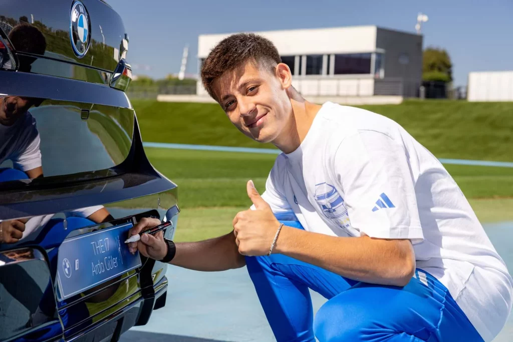 La plantilla del Real Madrid recibe sus nuevos BMW: todas las fotos de los jugadores con sus coches 14 Motor16 2025 BMW REAL MADRID11 Motor16