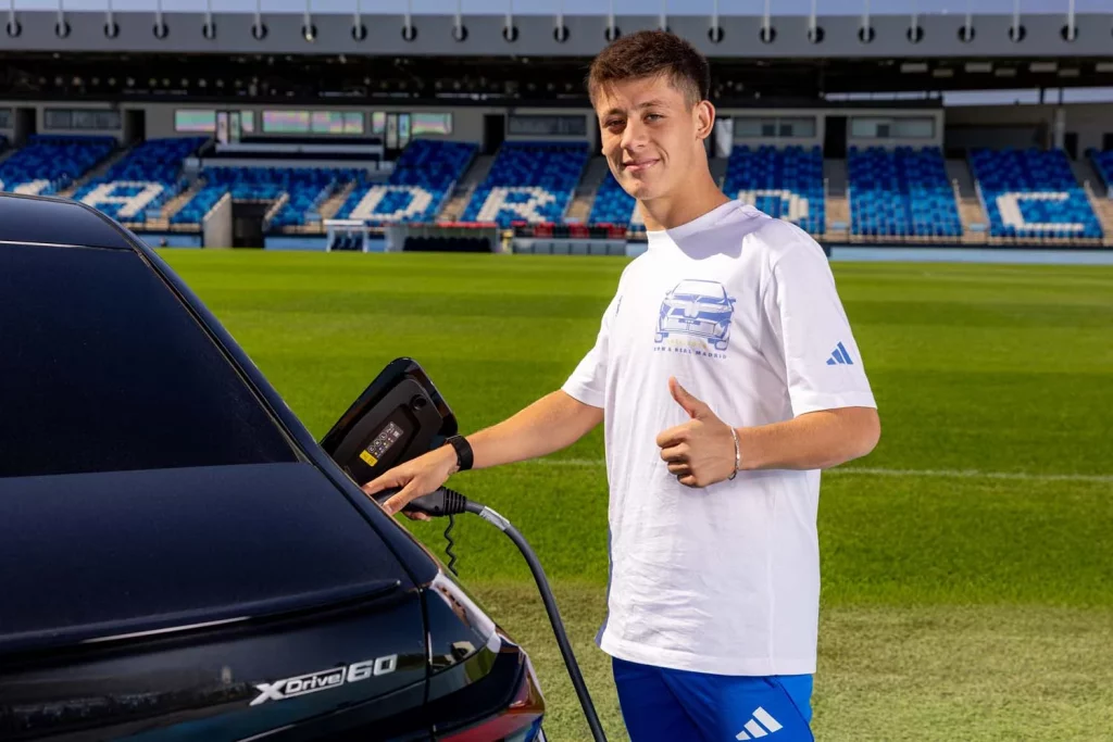 La plantilla del Real Madrid recibe sus nuevos BMW: todas las fotos de los jugadores con sus coches 15 Motor16 2025 BMW REAL MADRID12 Motor16