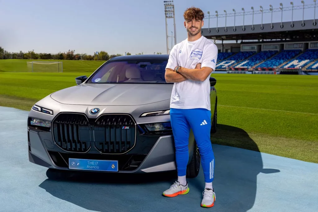 La plantilla del Real Madrid recibe sus nuevos BMW: todas las fotos de los jugadores con sus coches 16 Motor16 2025 BMW REAL MADRID13 Motor16