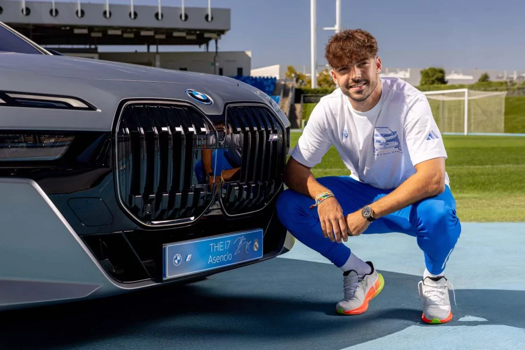 La plantilla del Real Madrid recibe sus nuevos BMW: todas las fotos de los jugadores con sus coches 17 Motor16 2025 BMW REAL MADRID14 Motor16