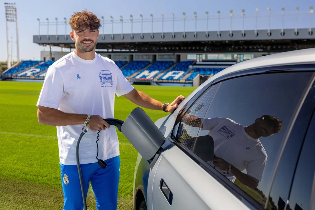 La plantilla del Real Madrid recibe sus nuevos BMW: todas las fotos de los jugadores con sus coches 18 Motor16 2025 BMW REAL MADRID15 Motor16