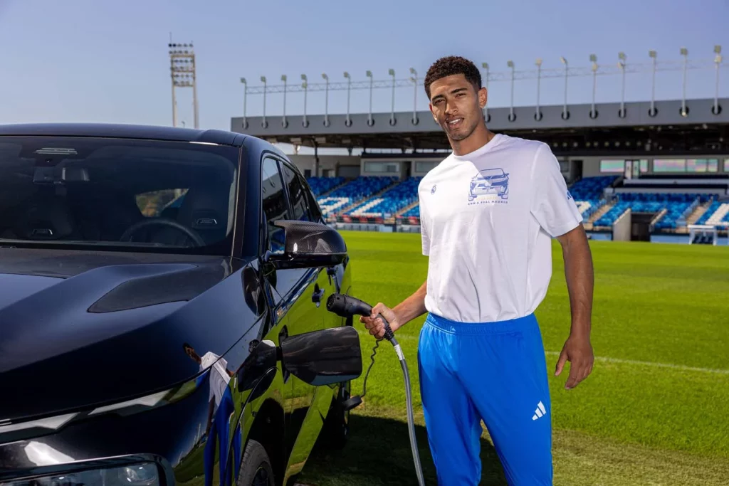 La plantilla del Real Madrid recibe sus nuevos BMW: todas las fotos de los jugadores con sus coches 21 Motor16 2025 BMW REAL MADRID18 Motor16