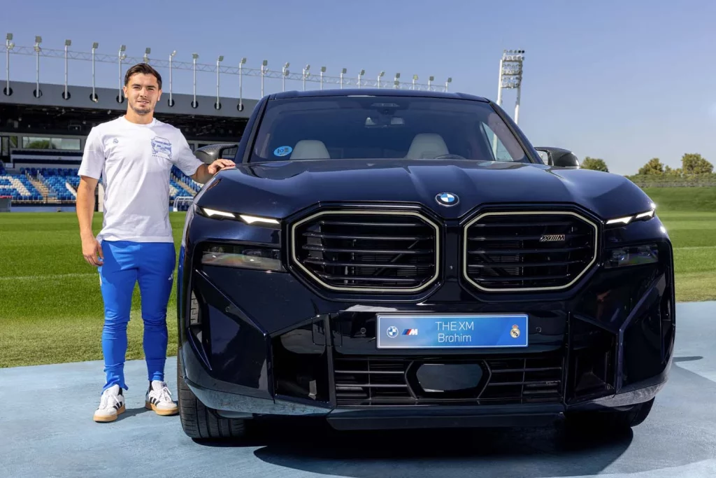 La plantilla del Real Madrid recibe sus nuevos BMW: todas las fotos de los jugadores con sus coches 22 Motor16 2025 BMW REAL MADRID19 Motor16