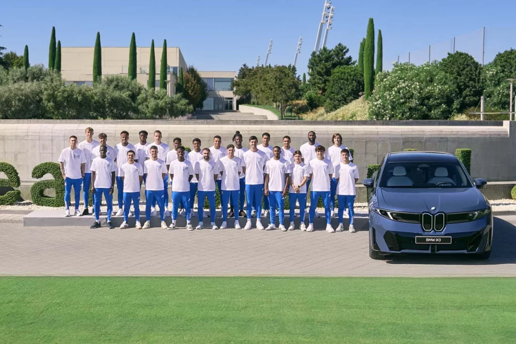 La plantilla del Real Madrid recibe sus nuevos BMW: todas las fotos de los jugadores con sus coches 6 Motor16 2025 BMW REAL MADRID2 Motor16