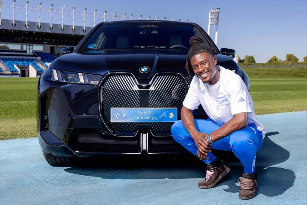 La plantilla del Real Madrid recibe sus nuevos BMW: todas las fotos de los jugadores con sus coches 25 Motor16 2025 BMW REAL MADRID22 Motor16