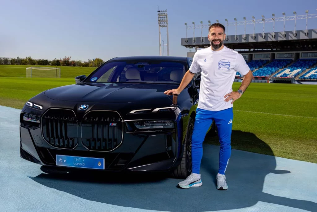 La plantilla del Real Madrid recibe sus nuevos BMW: todas las fotos de los jugadores con sus coches 26 Motor16 2025 BMW REAL MADRID23 Motor16