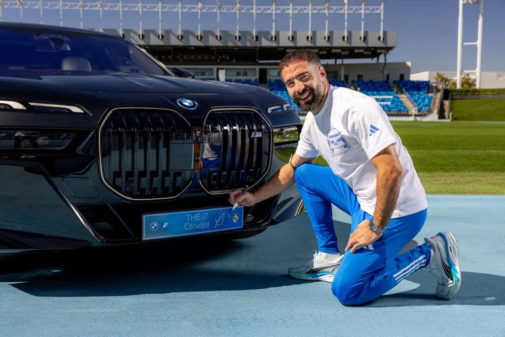 La plantilla del Real Madrid recibe sus nuevos BMW: todas las fotos de los jugadores con sus coches 3 Motor16 2025 BMW REAL MADRID24 Motor16