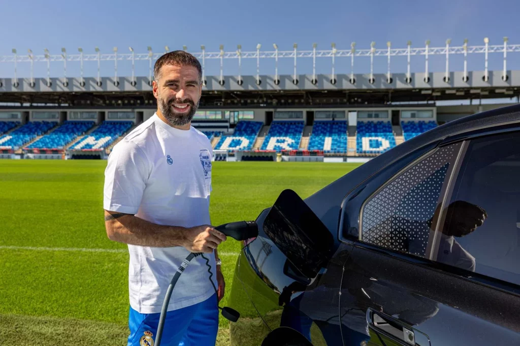 La plantilla del Real Madrid recibe sus nuevos BMW: todas las fotos de los jugadores con sus coches 27 Motor16 2025 BMW REAL MADRID25 Motor16