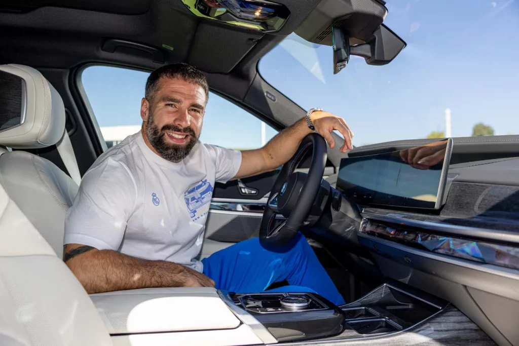 La plantilla del Real Madrid recibe sus nuevos BMW: todas las fotos de los jugadores con sus coches 28 Motor16 2025 BMW REAL MADRID26 Motor16