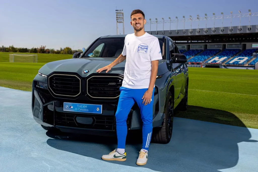 La plantilla del Real Madrid recibe sus nuevos BMW: todas las fotos de los jugadores con sus coches 29 Motor16 2025 BMW REAL MADRID27 Motor16