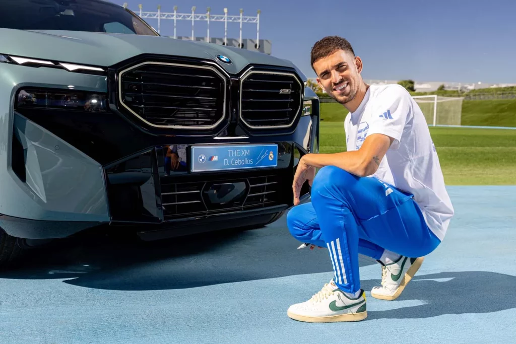 La plantilla del Real Madrid recibe sus nuevos BMW: todas las fotos de los jugadores con sus coches 30 Motor16 2025 BMW REAL MADRID28 Motor16