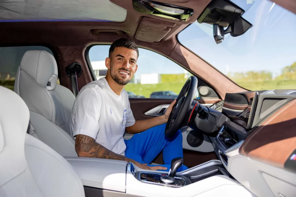La plantilla del Real Madrid recibe sus nuevos BMW: todas las fotos de los jugadores con sus coches 31 Motor16 2025 BMW REAL MADRID29 Motor16