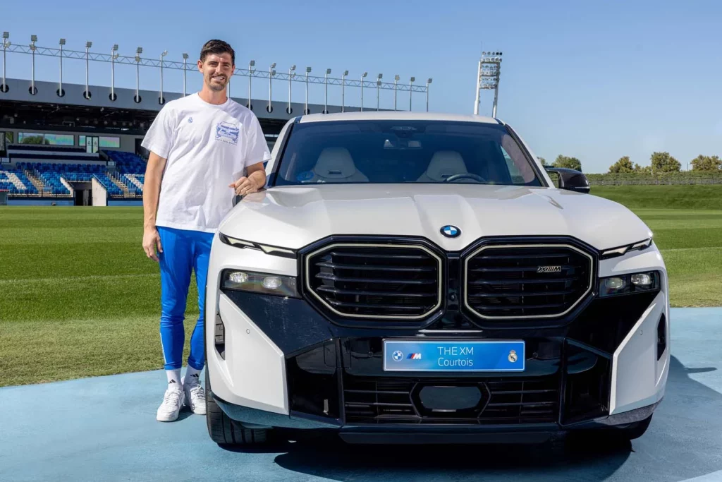 La plantilla del Real Madrid recibe sus nuevos BMW: todas las fotos de los jugadores con sus coches 32 Motor16 2025 BMW REAL MADRID30 Motor16
